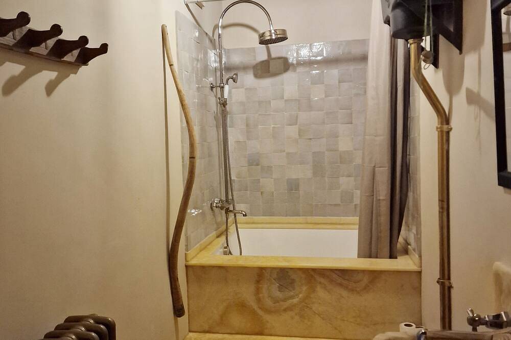 Entire apartment, Sea Sprite, old Victorian hotel beach apartment with hot tub + garden in Margate in Botany Bay, Kent