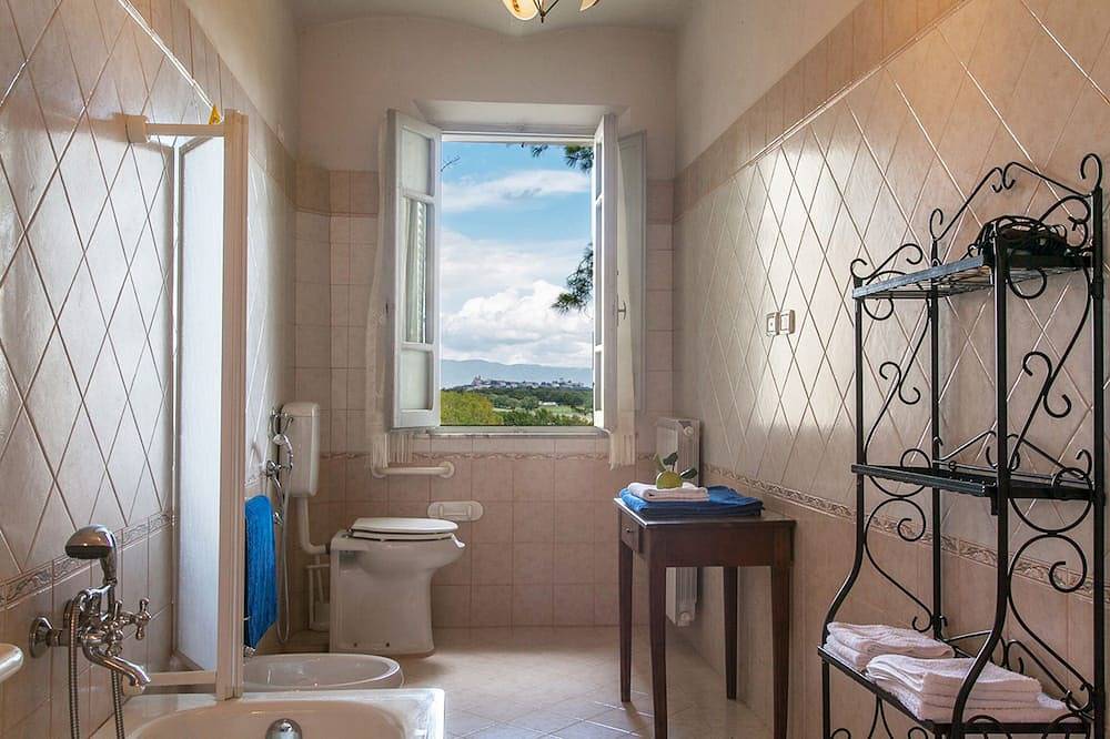 Entire apartment, Elegant villa on Lake Trasimeno - Fiordaliso in Castiglione del Lago, Lake Trasimeno