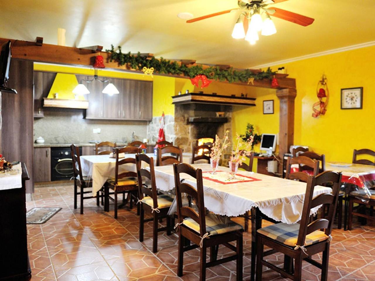 Casa Rural Os Carballos in Santo Antoniño, Barro