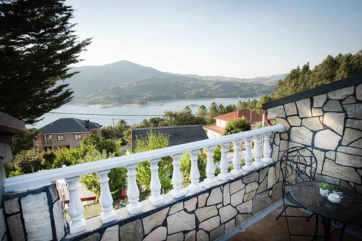 Casa de férias para 8 pessoas, com vista e jardim e ainda vista para o lago em Lobios