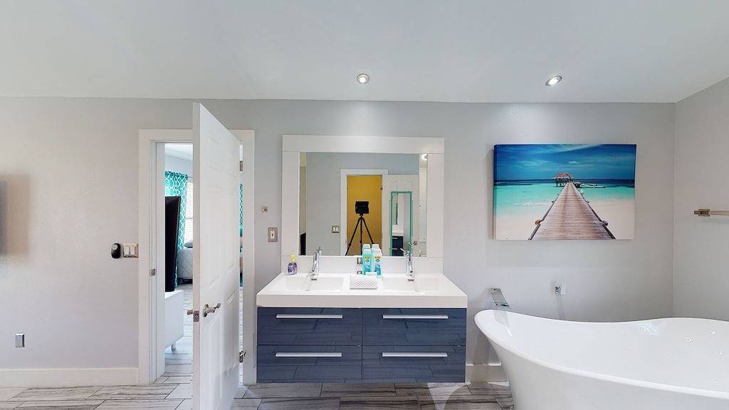 Escape to Paradise!Luxury Waterfront Heated Pool House with Game Room and Piano! in Kissimmee, Osceola County