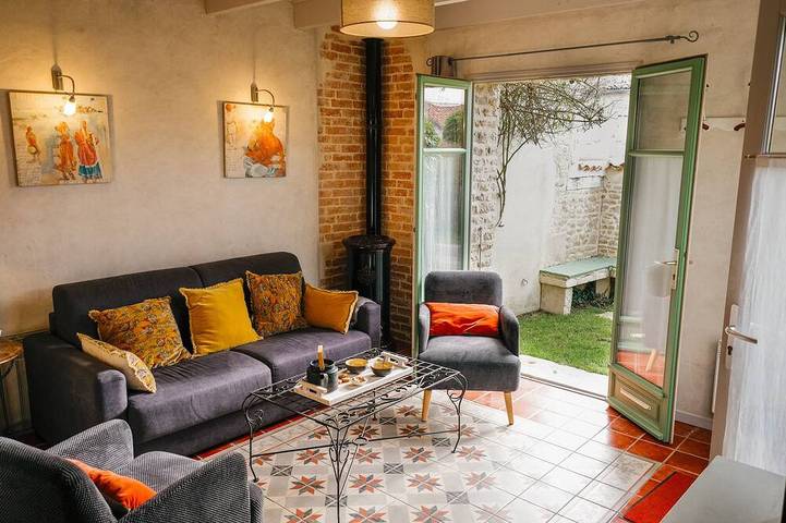 Gîte pour 6 personnes, avec jardin, animaux acceptés à Longèves