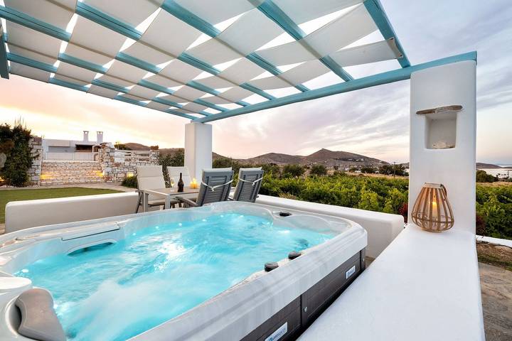 Villa for 7 people, with pool and balcony as well as ocean view and yard in Paros