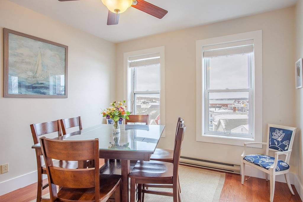 Ganze Wohnung, Boothbay Harbor penthouse in the heart of downtown with harbor views in Boothbay Harbor, Lincoln County (Maine)