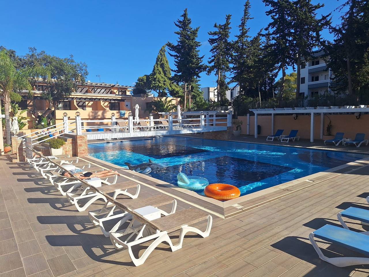 Apartamento inteiro, Apartamento 'Sun and Serenity' com piscina partilhada, jardim partilhado e acesso Wi-Fi in Albufeira, Distrito de Faro