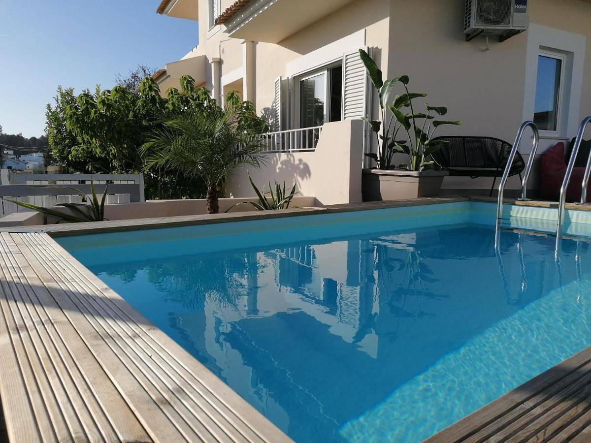Vivenda Geminada com piscina a 10 minutos a pé da praia, by Qozzy in Portimão, Distrito de Faro