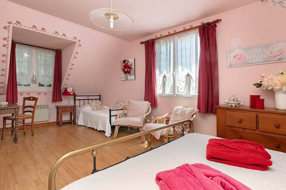 Chambre d’hôtes Rose Briéronne 3p - étage avec terrasse et jardin partagés, Wi-Fi in Saint-Lyphard, Région de Saint-Nazaire