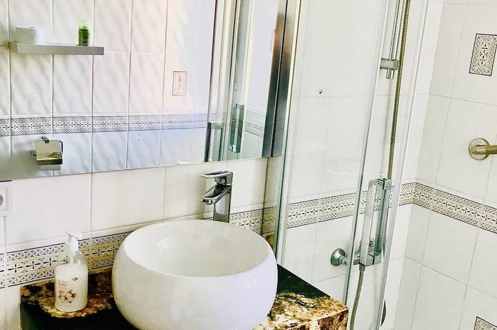 Apartamento entero, Piso luminoso+ aire acondicionado+jardín y piscina in Benalmádena Costa, Benalmádena