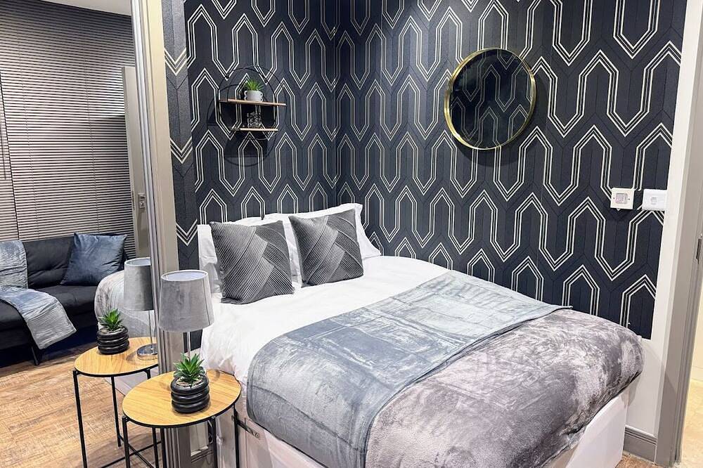 Entire apartment, Luxury Studio in Maidstone Town Centre – Steps from Maidstone East! in Kent