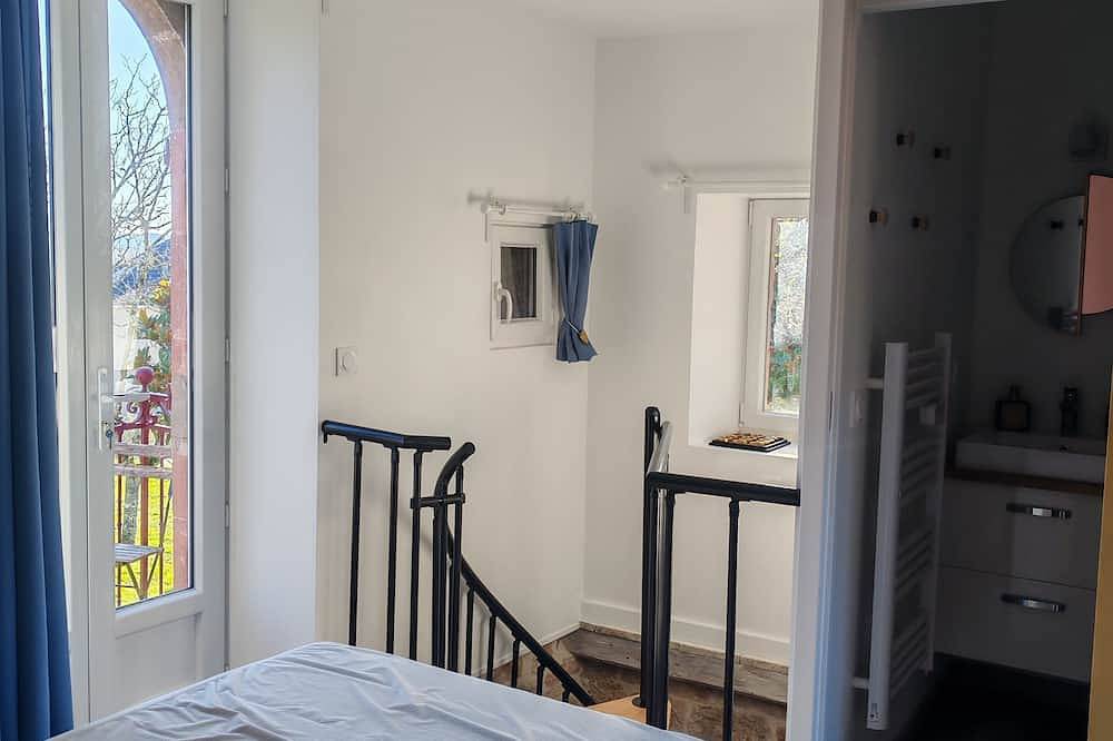 Entire apartment, 4-person gite in the center of one of France's most beautiful villages in Collonges-la-Rouge, Massif Central