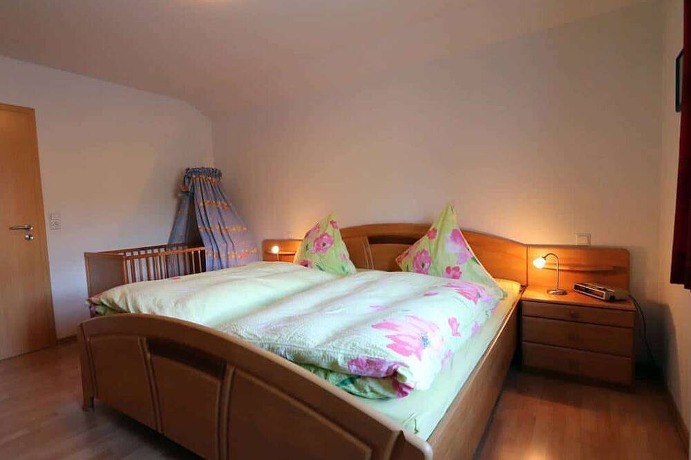 Apartamento inteiro, Apartamento 'Ferienwohnung Blütenzauber' com Terraço Privado, Jardim Partilhado e Wi-Fi in Durbach, Central Black Forest