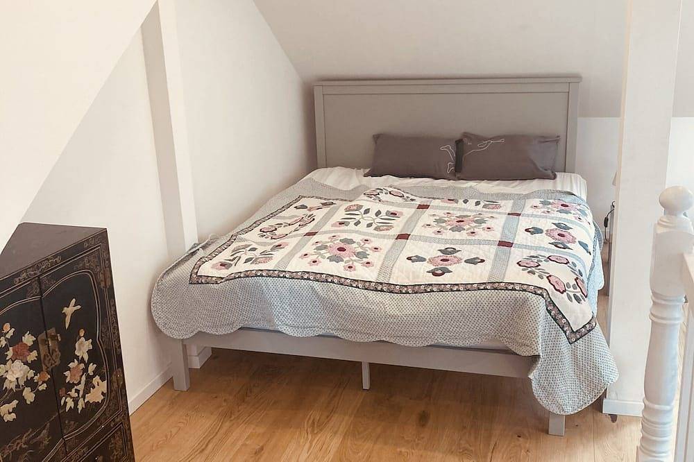 Ganze Wohnung, Stylish studio apartment in 100-year-old country house with enchanted garden in Niendorf Hamburg, Hamburg