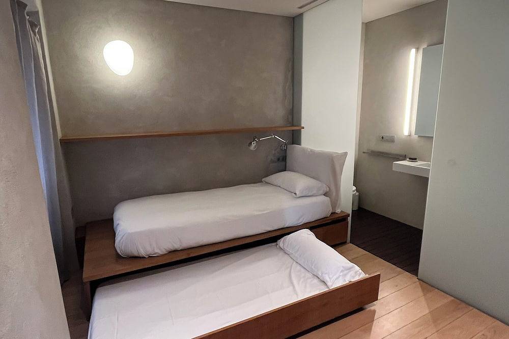 Ganze Wohnung, Historical stone house renovated with modern style in Girona, Gironès
