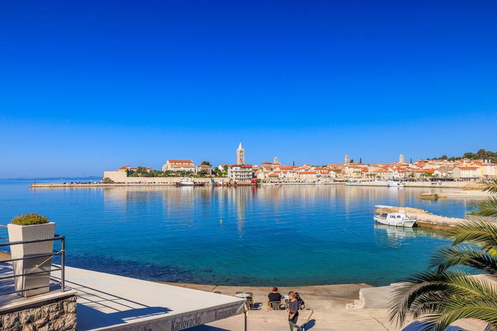 Ferienhaus für 5 Personen, mit Terrasse in Rab Stadt