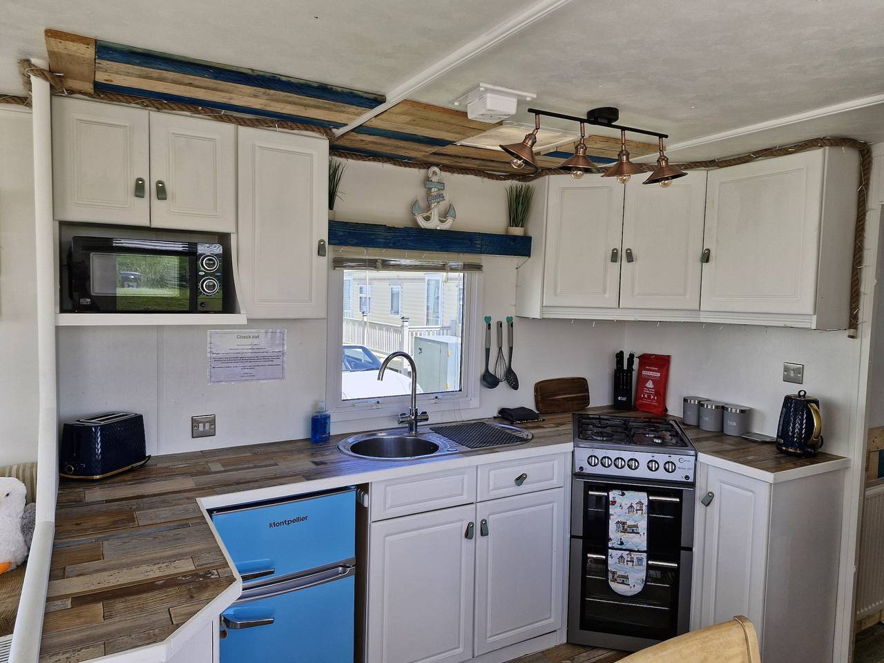 Driftwood Cabin - Dog Friendly, Anderby Creek in Anderby, Lincolnshire