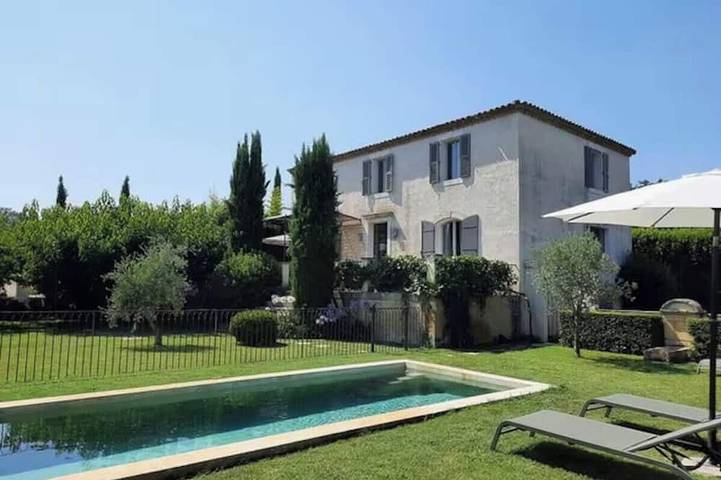 Location de vacances pour 6 personnes, avec balcon et piscine à Vallabrègues