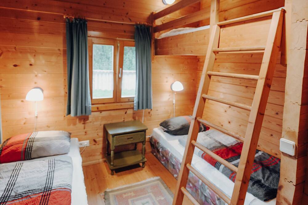 Ganze Wohnung, Gemütliches Holzblockhaus m überdachter Veranda Ht - Naturerlebnisdorf in Stamsried, Ostbayern