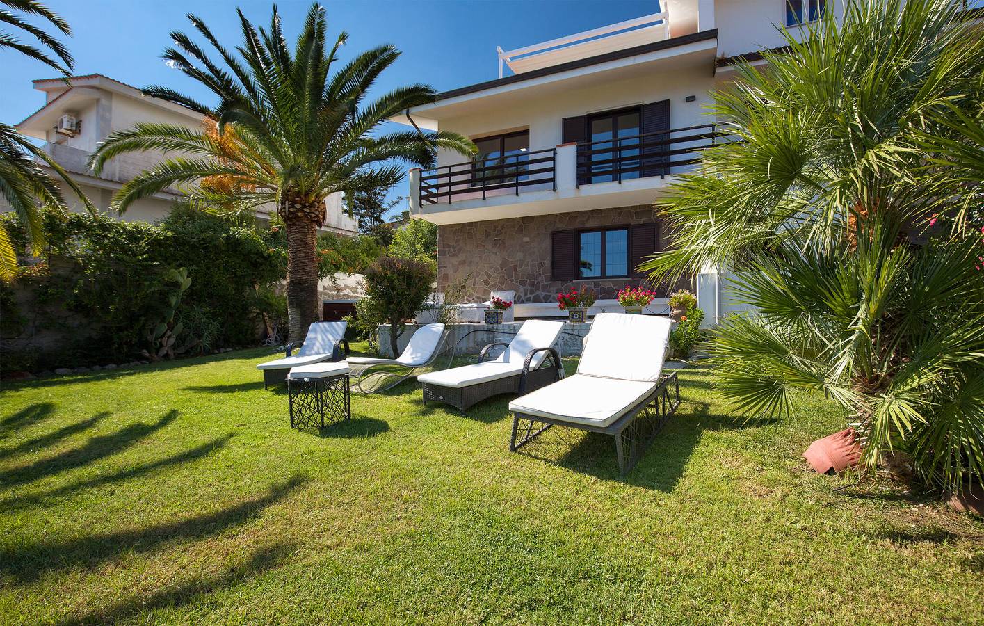 Appartement avec vue sur la mer, parking, climatisation et cuisine, 300 m2, 400 m de la côte, Brancaleone 2 km in Brancaleone, Côte Ionienne Calabre