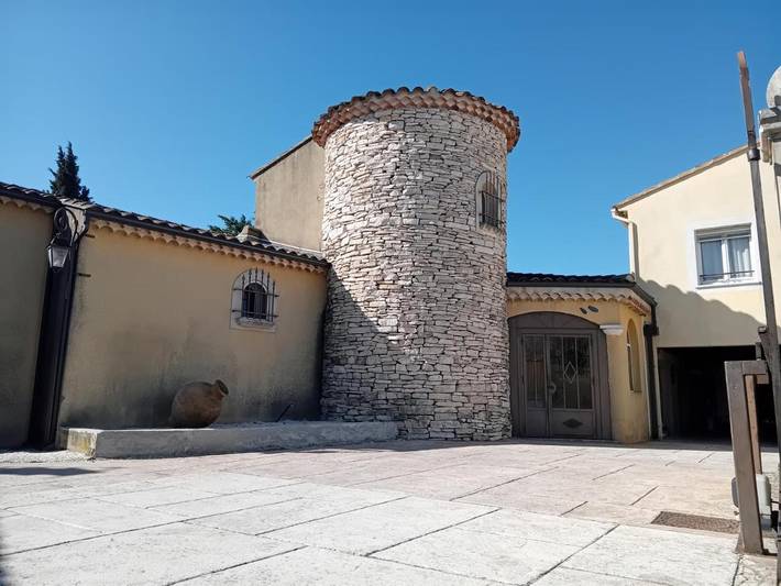 Location de vacances pour 6 personnes, avec jardin ainsi que jacuzzi et piscine, animaux acceptés à Entraigues-sur-la-Sorgue