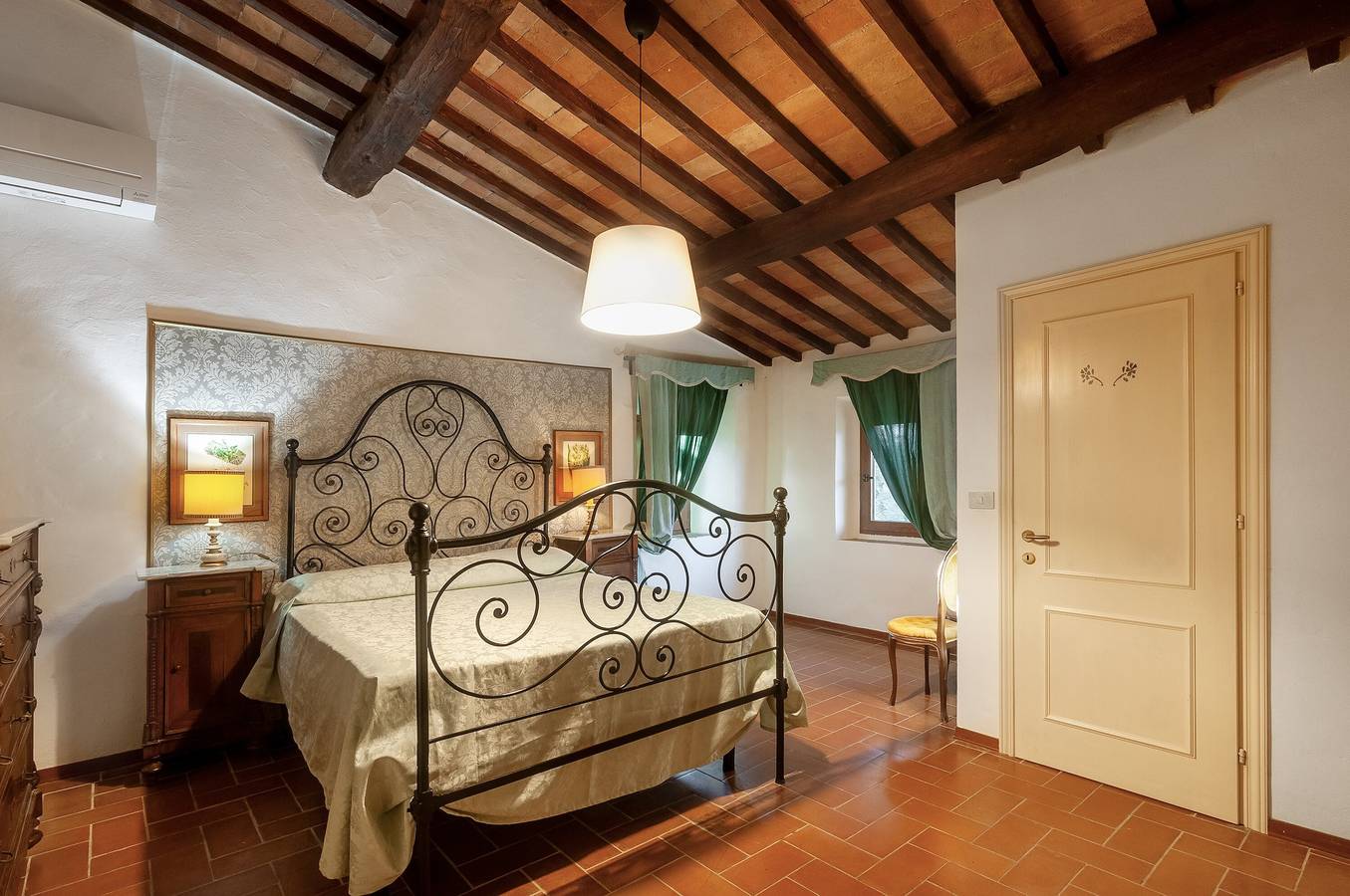 Villa Ginestruzze – Villa with Private Pool and Exclusive Suites in Tuscany in Montespertoli, Florence Province