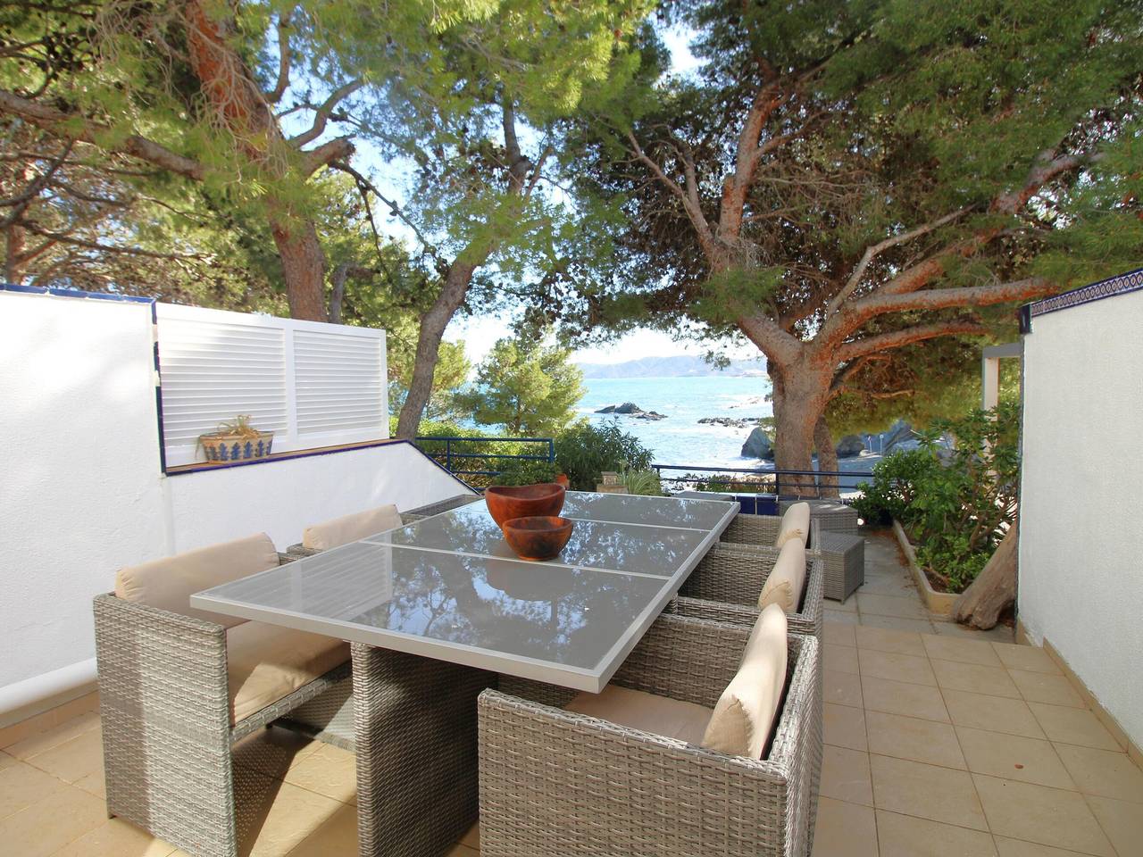 Seaside Townhouse with Direct Beach Access, Stunning Views & Terrace in Platja del Cau del Llop (Llanca), Llanca