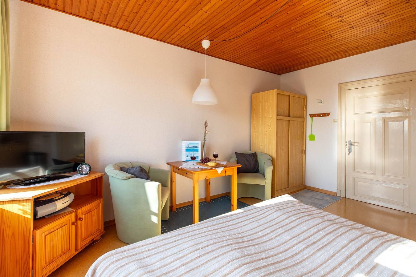 Ganzes Studio, Apartment 'Fewo Süderstuv' mit gemeinsamer Terrasse, Garten und Wlan in Pellworm, Nordfriesland