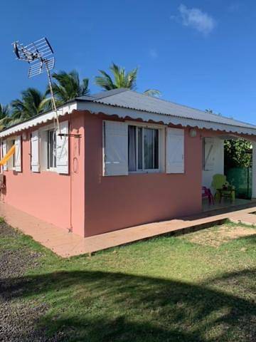 Location de vacances pour 3 personnes, avec terrasse et jardin à Petit-Canal - 3
