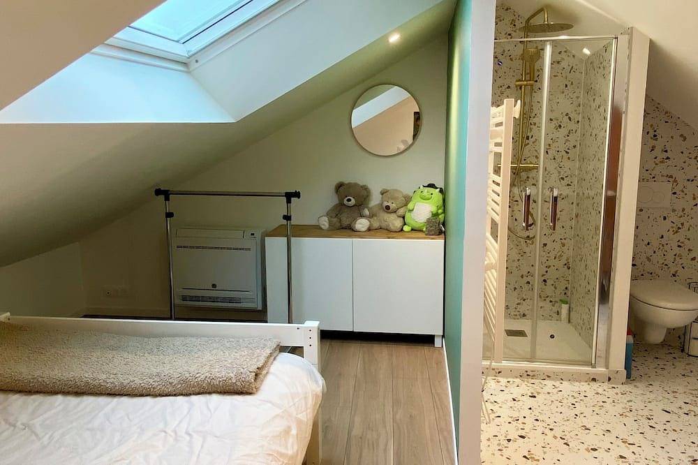 Apartamento entero, Charming new studio under the roof - center Montbazon in Montbazon, Región de Tours