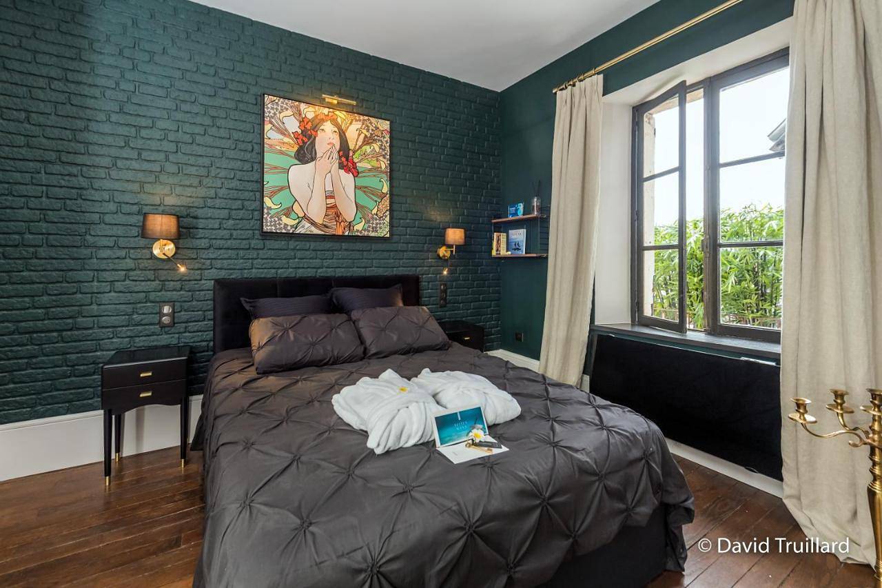 Appartement entier, Suite Mana Cupidon avec Vue Place Ducale et Parking inclus in Charleville-Mézières, Ardennes