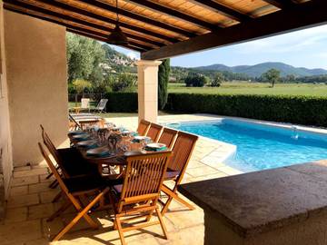 Gîte pour 10 personnes, avec piscine ainsi que jardin et terrasse à La Bégude-de-Mazenc