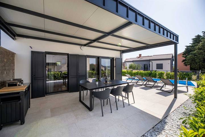 Villa pour 6 personnes, avec terrasse ainsi que balcon/terrasse et piscine à Klimno - 4