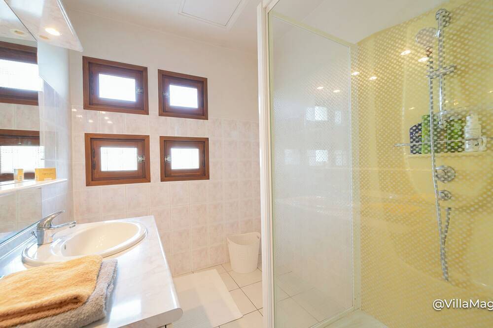 Villa with outbuildings close to the lake and shops. in Savines-le-Lac, Écrins National Park