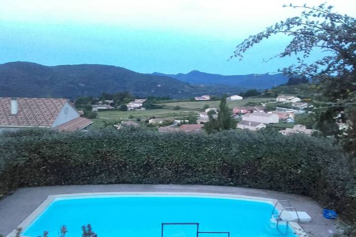 Gîte pour 3 personnes, avec terrasse ainsi que jardin et piscine à Le Pradal
