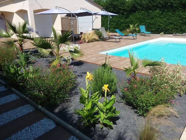 Location de vacances pour 6 personnes, avec terrasse ainsi que vue et piscine dans Arthès