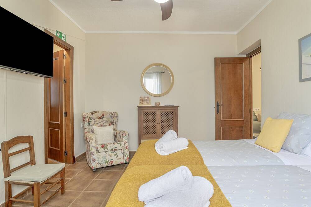 Entire apartment, Apartment 'Los Cuatro Vientos' with Wi-Fi in Zahara de la Sierra, White Villages