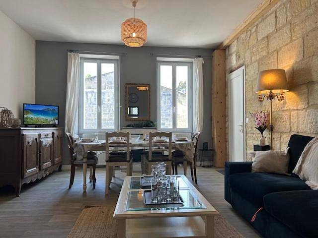 Appartement entier, Bel appartement en pierre de 100 m2 avec cour. in Margaux-Cantenac, Parc naturel régional du Médoc
