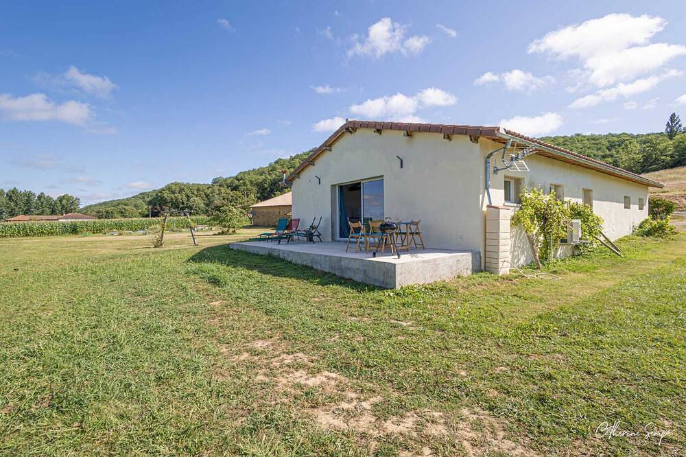 2-bedroom house with Ac and Wifi in peaceful Sauviac with view over the Pyrénées in Gers