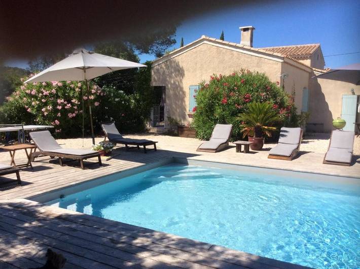Location de vacances pour 7 personnes, avec vue ainsi que jardin et piscine, animaux acceptés à Le Castellet - 3