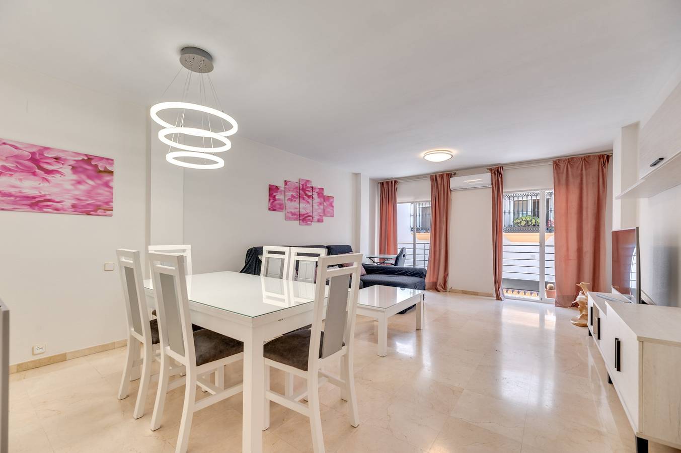 Entire apartment, Apartment 'Vivienda Casco Antiguo De Marbella' with Balcony, Wi-Fi and Air Conditioning in Plaza de los Naranjos, Marbella