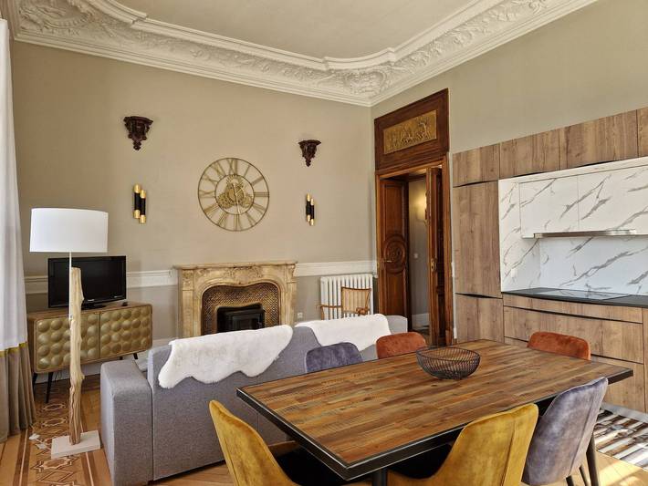 Appartement de vacances pour 8 personnes, avec Balcon et Jacuzzi ainsi que Terrasse et Piscine