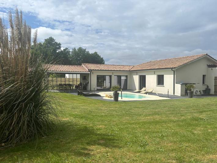 Villa pour 7 personnes, avec vue et terrasse ainsi que jardin et piscine