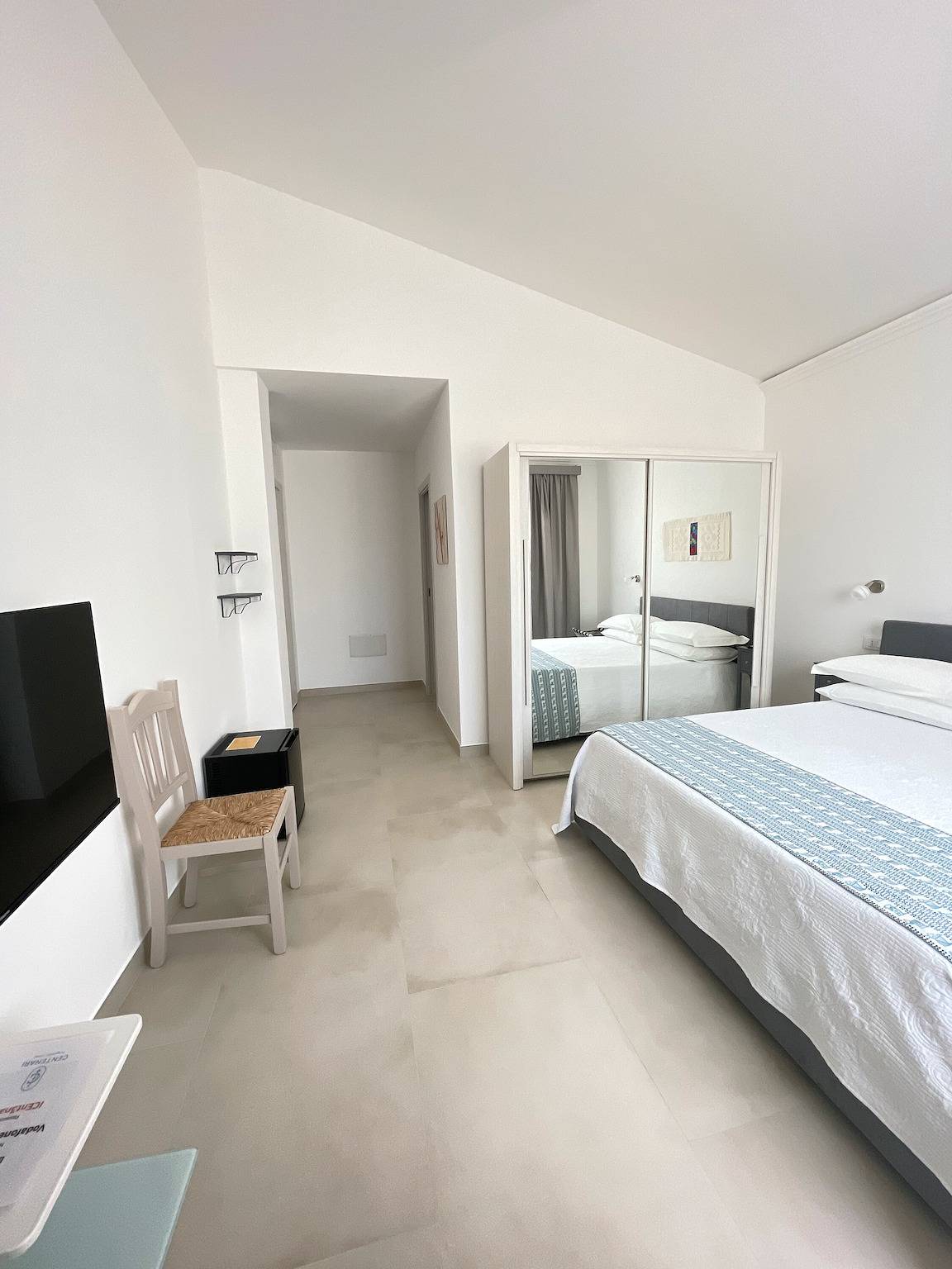 Zimmer 'Maria Lai' mit gemeinsamer Terrasse, Wi-Fi und Klimaanlage in Lotzorai, Ogliastra Provinz