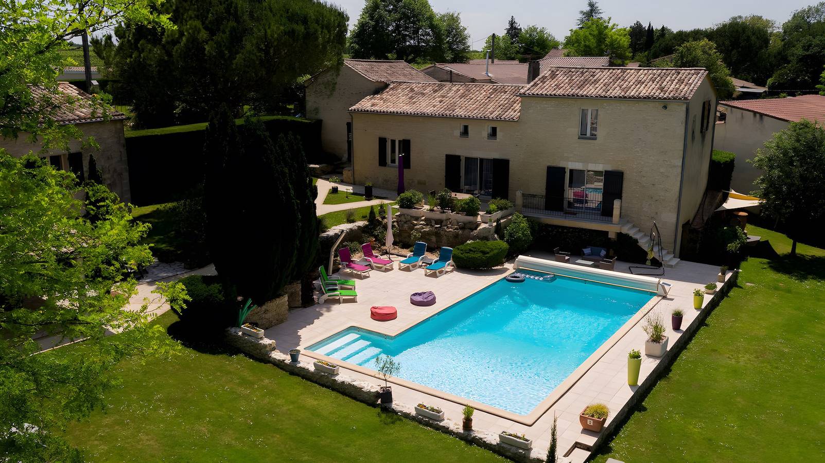 Gîte L'authentic : maison de vacances avec terrasse partagée, Wi-Fi et climatisation in Puisseguin, Région de Libourne