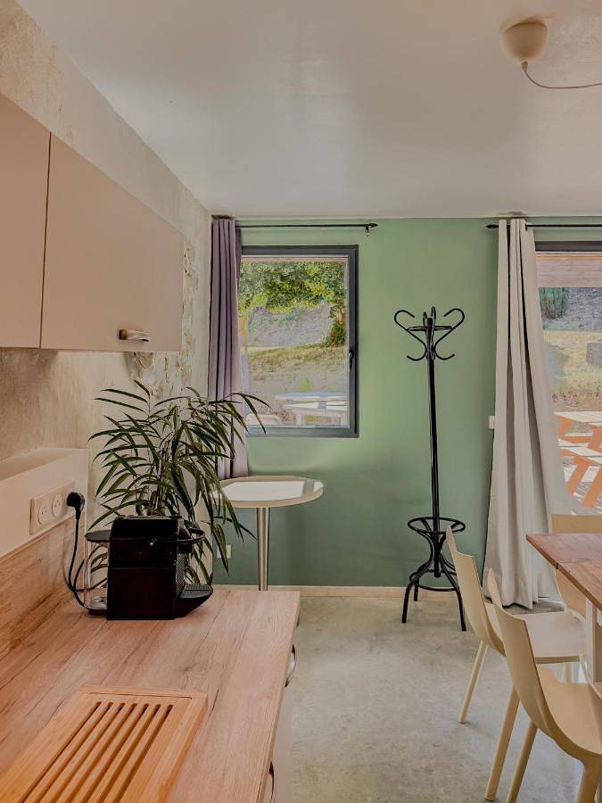 Location de vacances pour 10 personnes, avec Terrasse ainsi que Jardin et Piscine à La Gripperie-Saint-Symphorien