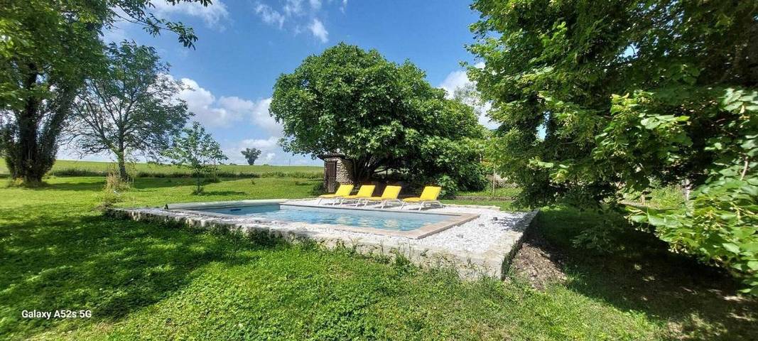 Location de vacances pour 2 personnes, avec Terrasse et Jardin à Bertric-Burée