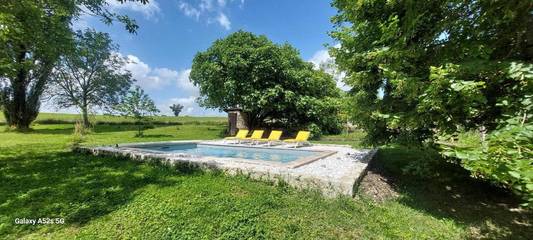 Gîte pour 2 personnes, avec terrasse et jardin à Bertric-Burée