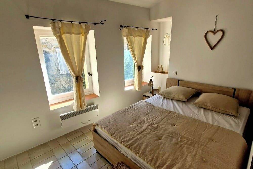 Entire apartment, A very cozy and bright one-bedroom apartment in the heart of the historic village of Lourmarin in the Luberon. in Lourmarin, Parc naturel régional du Luberon