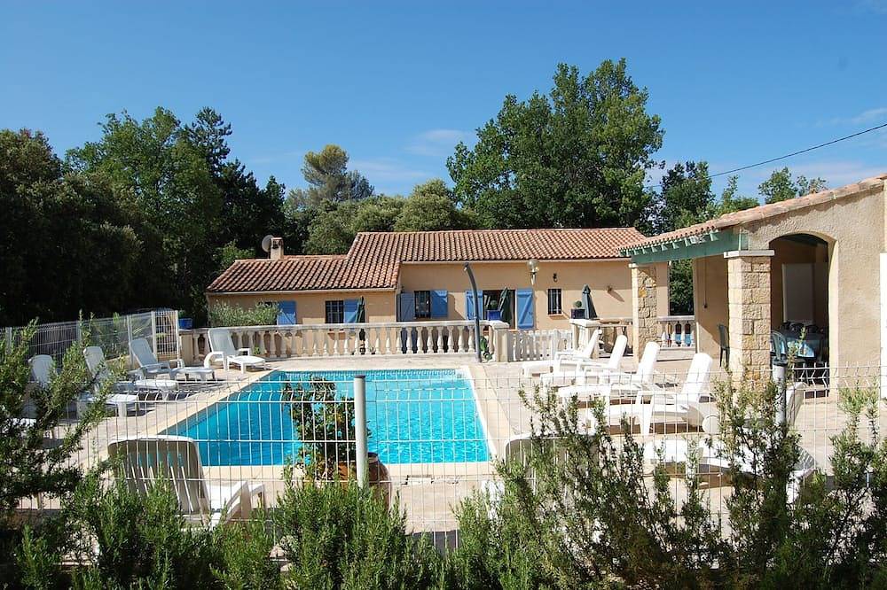 Villa en zona tranquila con sombra en 3750m2 cerrado con piscina privada y casa de la piscina in Régusse, Región Brignoles