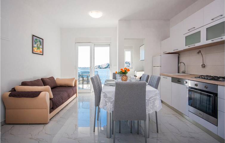 Ganze Ferienwohnung, Gemütliche Ferienwohnung mit Terrasse, WLAN und Parkplatz, 1 km vom Strand entfernt in Razanj, Šibenik-Knin