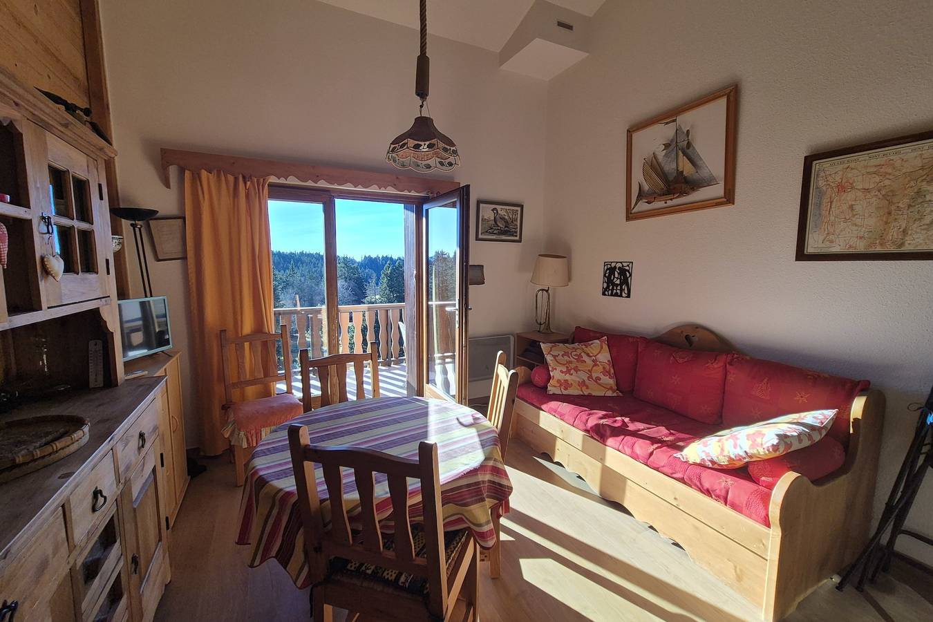 Appartement entier, Appartement familial au Revard, vue sur le jardin d'enfant et pistes in Le Revard, Les Déserts